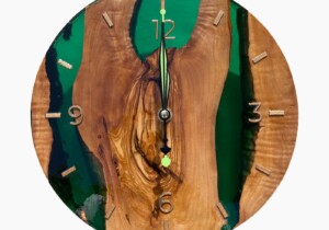 Orologi in legno e resina: idee di design