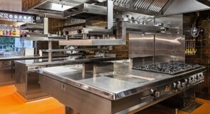 Forniture professionali per la ristorazione: errori comuni che rallentano le cucine e come evitarli