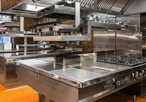 Forniture professionali per la ristorazione: errori comuni che rallentano le cucine e come evitarli