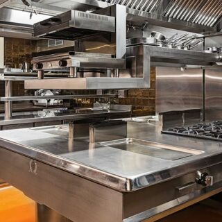 Forniture professionali per la ristorazione: errori comuni che rallentano le cucine e come evitarli