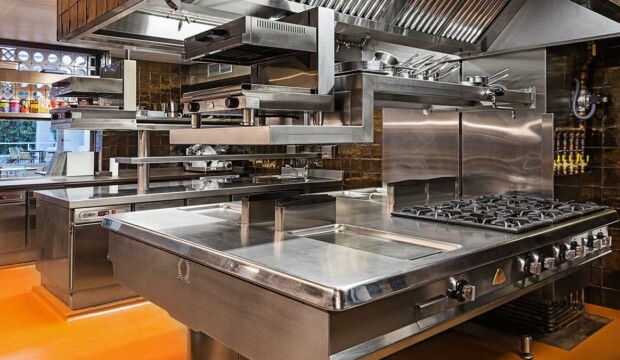 Forniture professionali per la ristorazione: errori comuni che rallentano le cucine e come evitarli