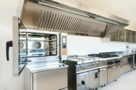 Attrezzature per ristorazione professionale: come scegliere (davvero) in base a flussi, costi nascosti e qualità costante