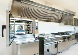 Attrezzature per ristorazione professionale: come scegliere (davvero) in base a flussi, costi nascosti e qualità costante