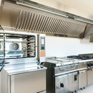 Attrezzature per ristorazione professionale: come scegliere (davvero) in base a flussi, costi nascosti e qualità costante