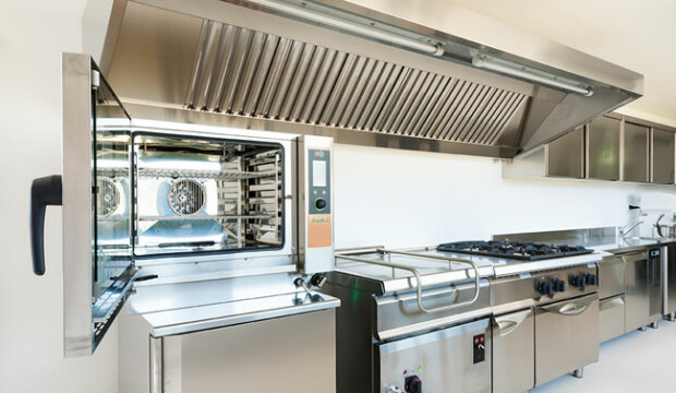 Attrezzature per ristorazione professionale: come scegliere (davvero) in base a flussi, costi nascosti e qualità costante